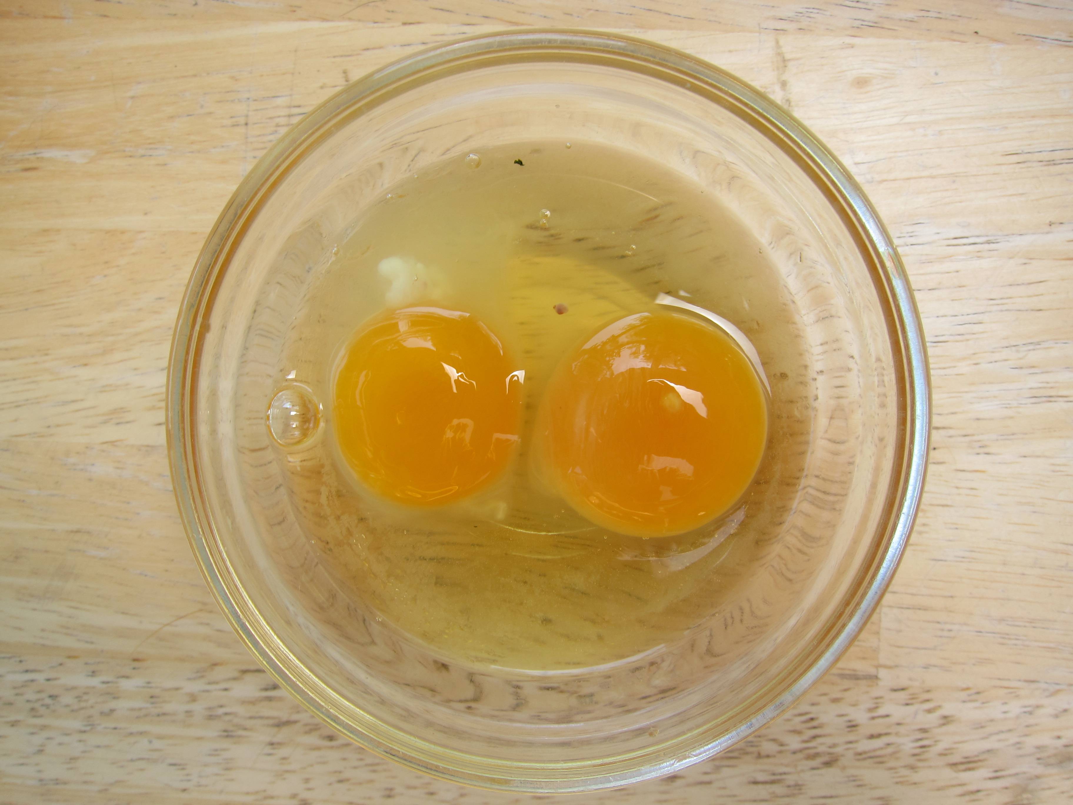 Мытые яйца можно хранить. Белый желток в яйце. Яичный белок в воде. Яйца в холодильнике. Яичный белок в бокале.