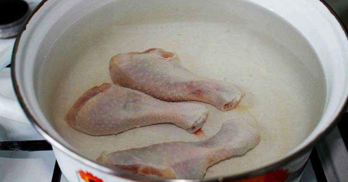 Сколько варить курицу после закипания воды. Курица в кастрюле. Бедра куриные на бульоне.