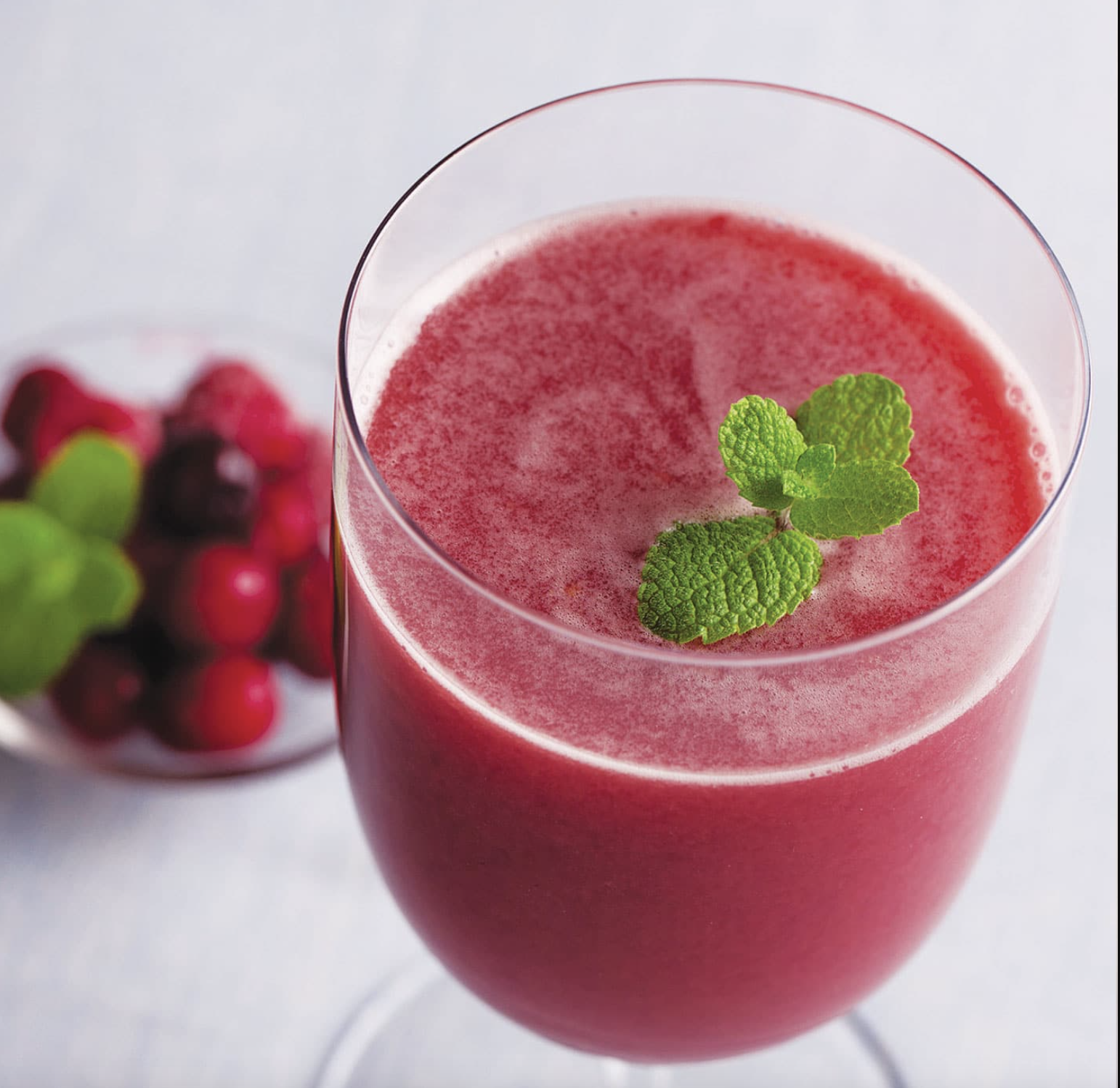 Berry juice. Сок из ягод. Сок с ягодами. Клюквенный смузи. Ягодный Джус.