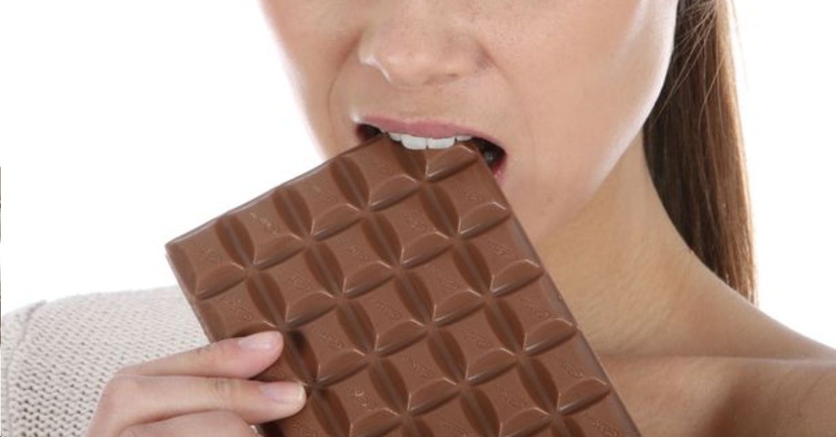 Есть шоколад на ночь. Девушка с шоколадкой. Ест шоколад. Шоколад от стресса. Кушать шоколад.