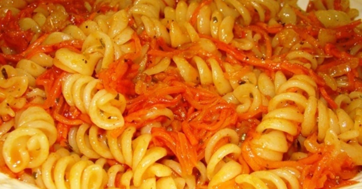 Лапша без зажарки. Макароны с луком и морковью. Спагетти с луком и морковью. Макароны с жареным луком. Макароны с жареным луком и морковью.