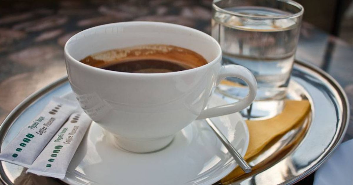 В турции подают кофе с водой. Подача чая. Подача чая и кофе. Ристретто кофе. Кофе американо подача.