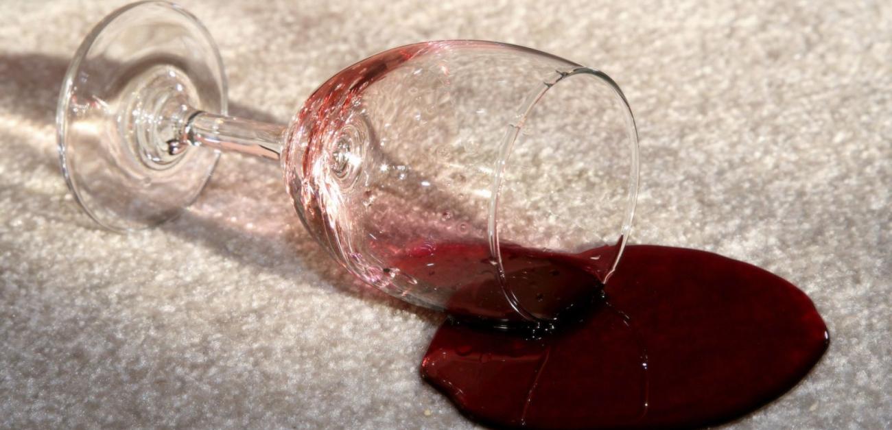 Ինչպես մաքրել սեղանի սփրոցը, եթե նրա վրա գինի է թափվել։