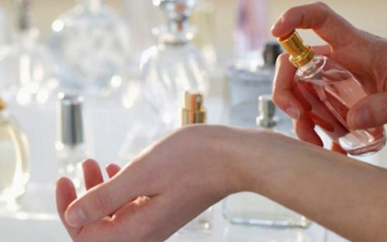 6 խորամանկություն՝ օծանելիքի բույրը երկար պահելու համար