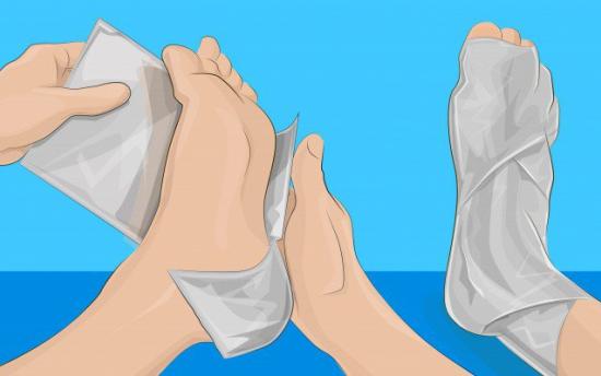 Տղամարդը ոտնաթաթը փաթաթեց ֆոլգայով և թողեց 1 ժամ. պատճառն իմանալով՝ Դուք էլ այսուհետ այսպես կանեք 