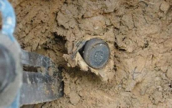 Սկզբում կնոջը թվաց, թե հնագույն քաղաքակրթության կնիք է գտել, բայց ավելի մոտիկից նայելով` ուղղակի սարսափեց (լուսանկարներ)