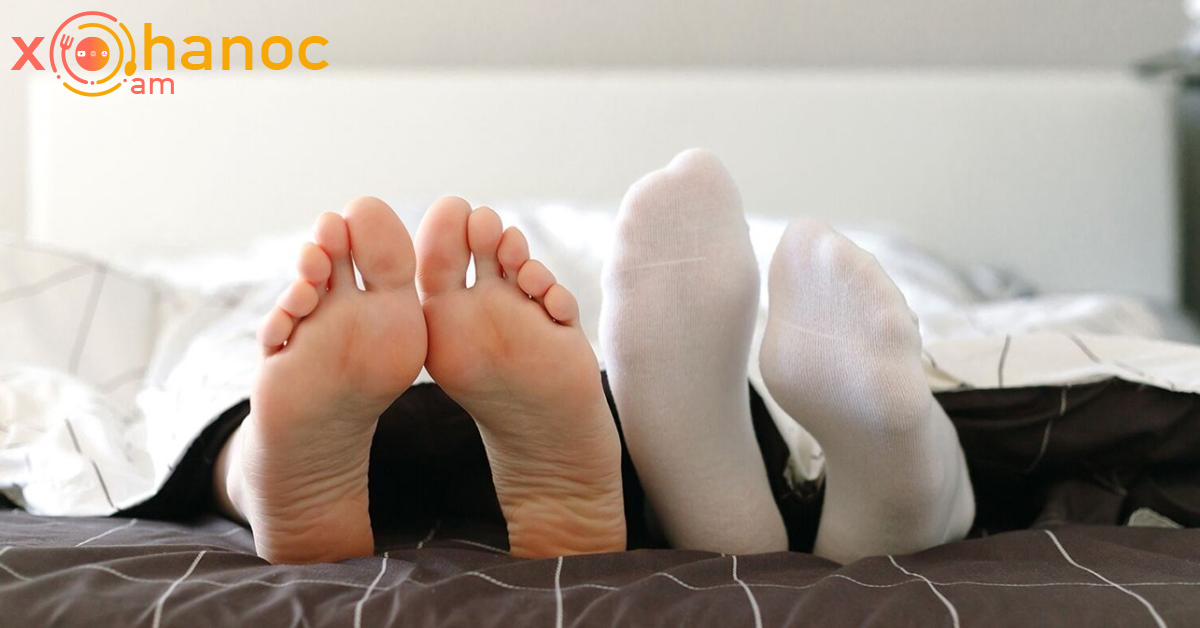 Ինչպես է ճիշտ և օգտակար քնել ՝ գուլպաներով, թե առանց գուլպաների