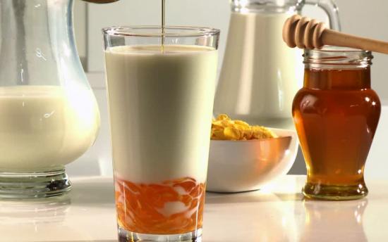 Կաթը՝ թզի, մեղրի, գազարի հետ. ազատվում ենք փորկապությունից, հազից