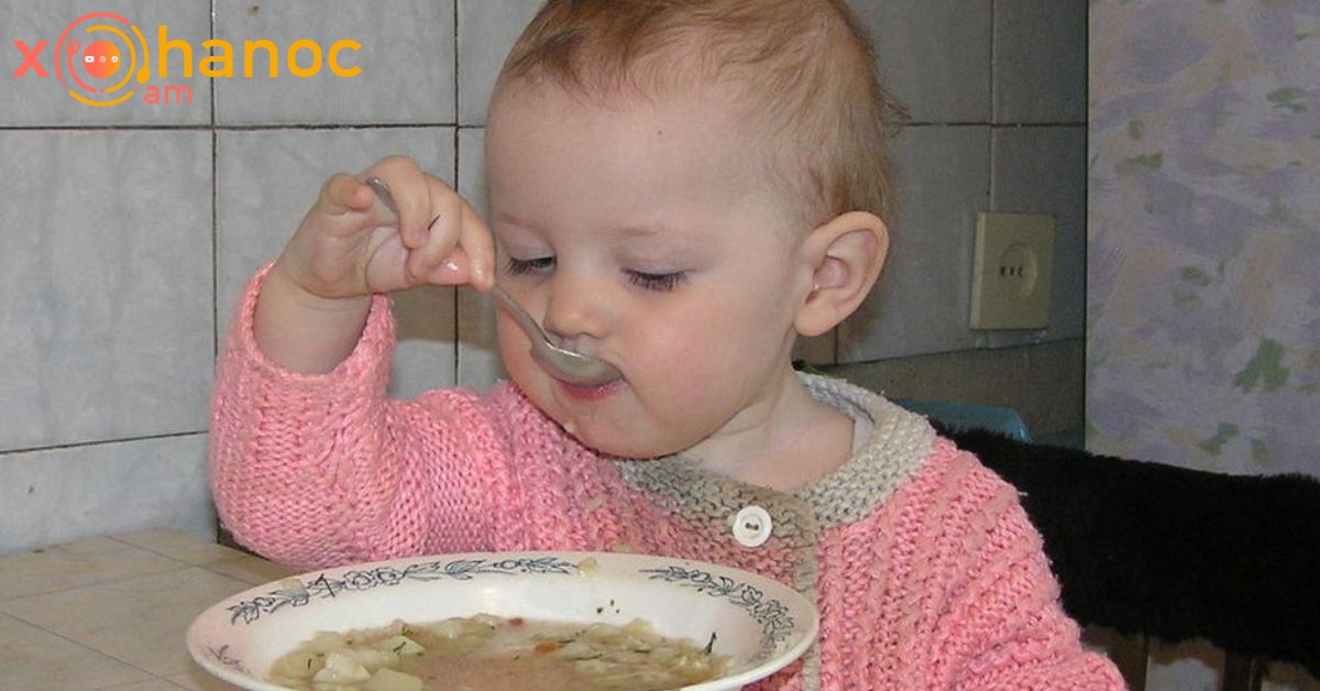Маленький буда. Ребенок ест суп. Ребенок ест ложкой. Кушать кашу. Девочка ест кашу.