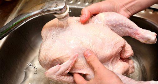 Ահա, թե ինչու չպետք է լվանալ հավը եփելուց առաջ. ՍԽԱԼ, որն անում է մարդկանց 90 տոկոսը 