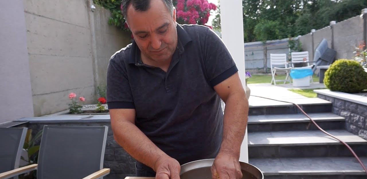 Հայազգի Ժորժը պատրաստում է սացիվի սոուս հնդկահավից