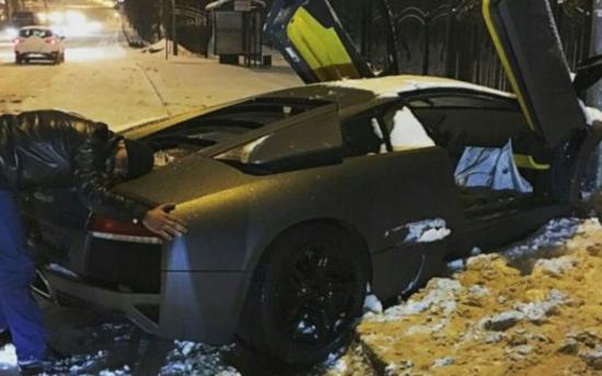 Մոսկվայում վարորդը Lambjrghini-ով բախվել է էլեկտրասյանը. վթարից հետո վերջինս «գրկել է» իր սիրելի ավտոմեքենան