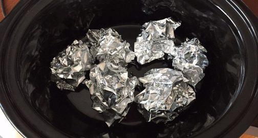 Կինը կաթսայի մեջ «ֆոլգայից» մի քանի գնդիկներ դրեց… խորամանկություն, որի մասին քչերը գիտեն 