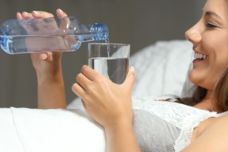 Քնելուց առաջ գոլ ջուր խմեք և տեսեք ինչ հիվանդություններից զերծ կմնաք