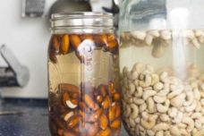 Նուշը և ընկույզը ուտելուց առաջ այսպես թրջեք․ Երբ իմանաք պատճառը, միշտ այդպես կանեք