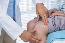 Ինչպես վերացնել ծնկների ցավը․ Կօգնի չամիչն ու ժելատինը