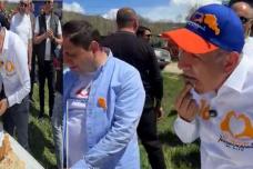 Փաշինյանը խաշլաման ուտում է, ոսկորները դնում է Պապիկյանի ապսեի մեջ․ Տեսանյութ