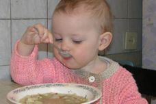 Արդյոք փոքր երեխաներին թույլատրվում է ապուր ուտել, թե ոչ