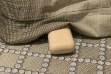 Վերցրեք սովորական օճառը և այն դրեք անկողնու, սավանի տակ․ Այդպես սկեսուրս է անում և տեսեք ինչքան կարևոր բան է