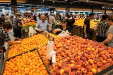 Չեք հավատա ձեր աչքերին, բայց տեսեք սուպերմարկետում ինչքանով են վաճառում ծիրանն ու դեղձը