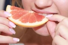 Արդյոք օգտակար է քնելուց առաջ այս միրգը ուտել, թե ոչ